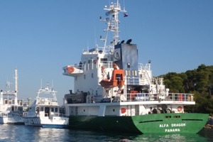 Brač, 18. studenoga 2011. - prilikom prolaza kroz Splitska vrata došlo je do nasukanja broda „Alfa dragon“, dužine 80,6 metara, zastave Panama